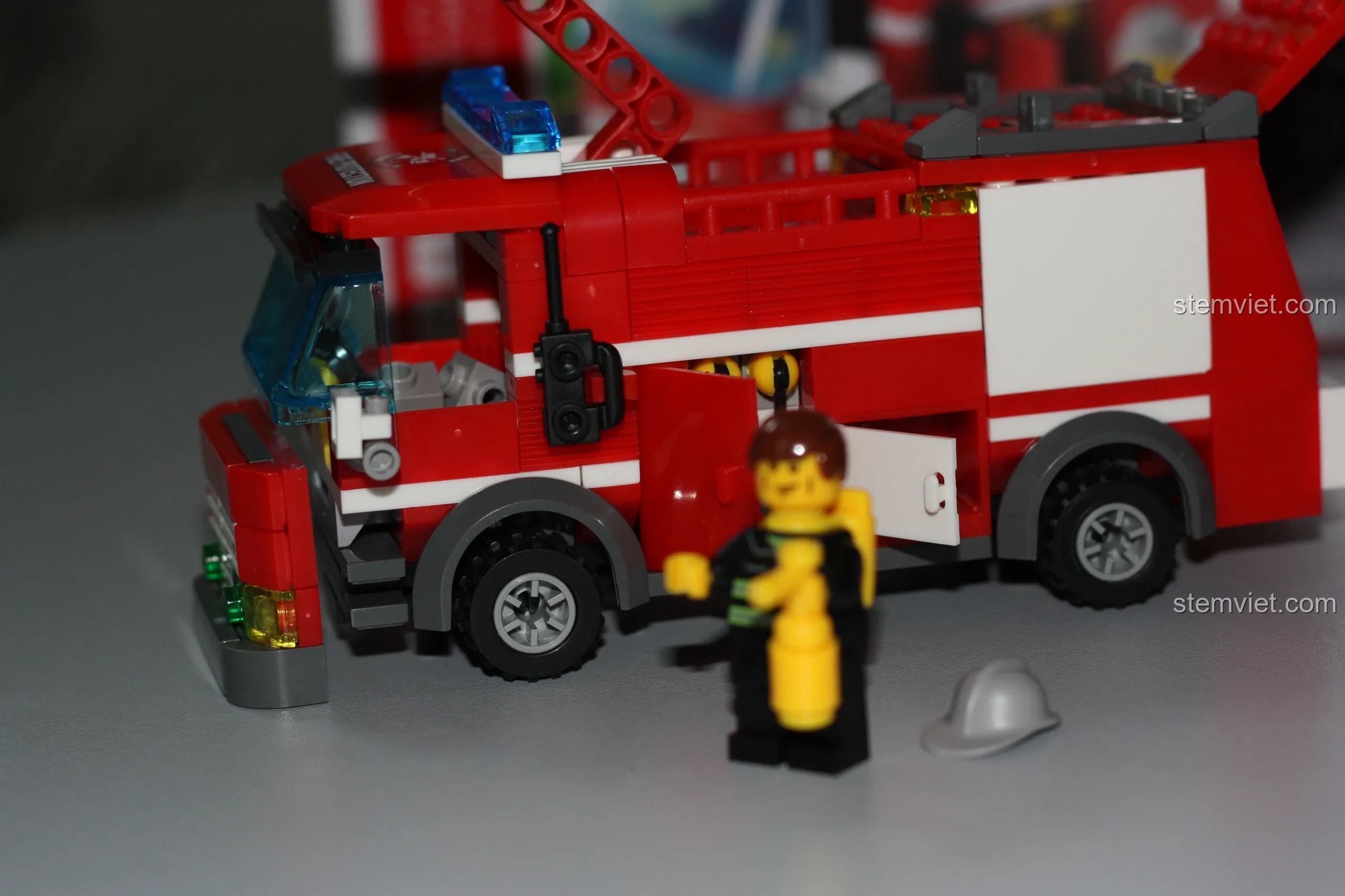 Nắp capo phía trước của xe cứu hỏa KAZI KY8054 bị rơi ra, cho thấy một điểm yếu về độ khít của các mảnh ghép.