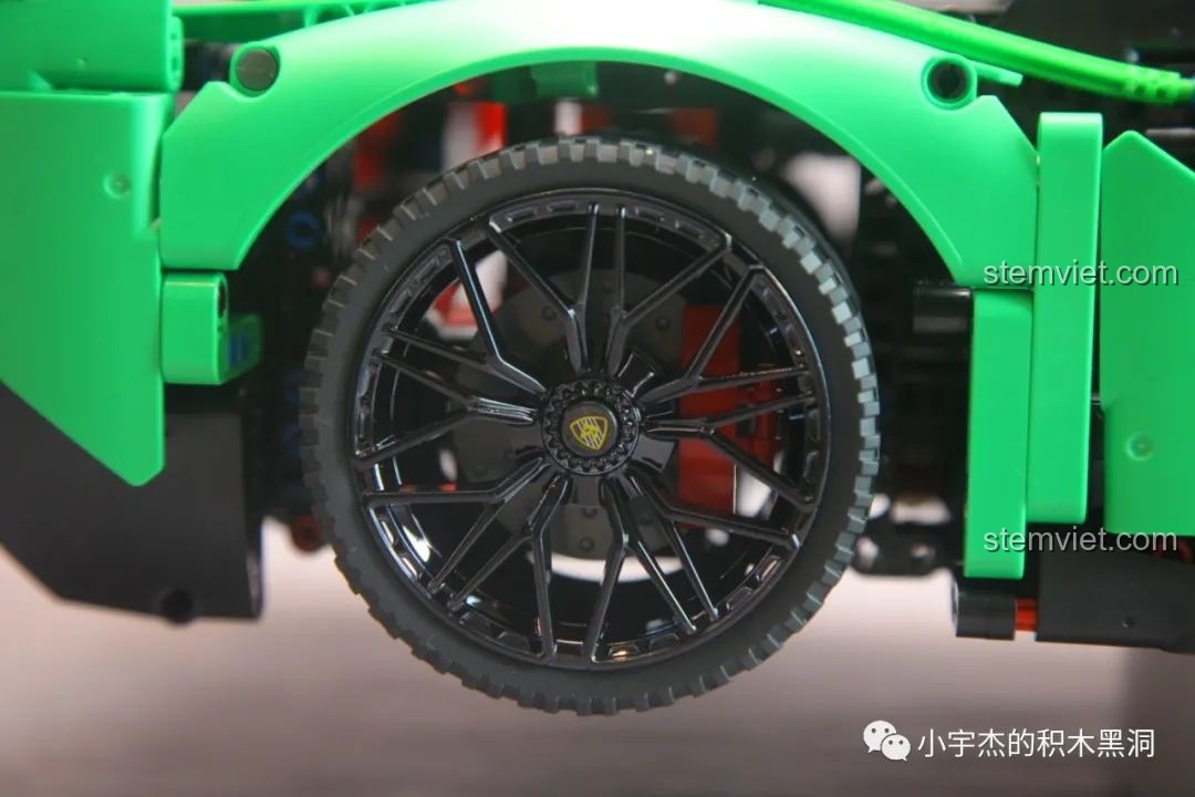 Phần nắp che động cơ phía sau của mô hình K-box 10222, có thể mở ra để chiêm ngưỡng khối động cơ V12 bên trong.