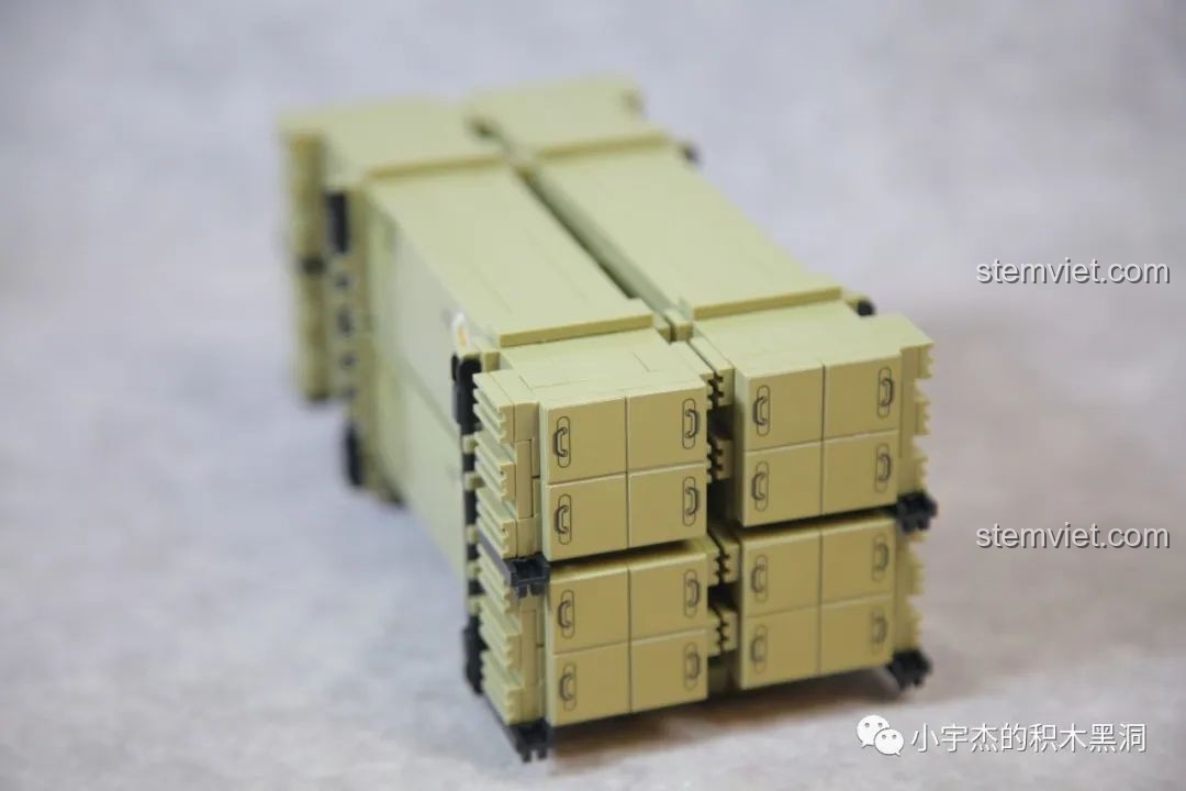 Cận cảnh nắp che phía trước của ống phóng, được thiết kế để dễ dàng bật ra khi bắn tên lửa.