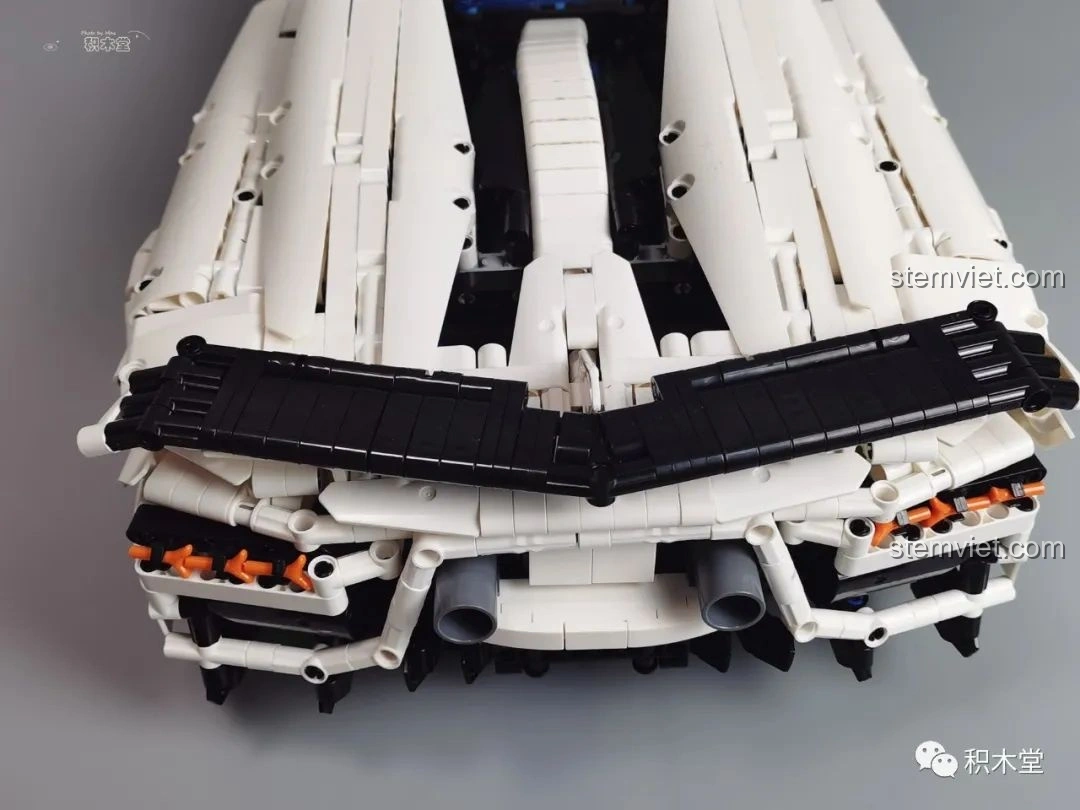 Nắp động cơ phía sau của mô hình Feifan F10002 Lamborghini Aventador SVJ Roadster có thể mở.