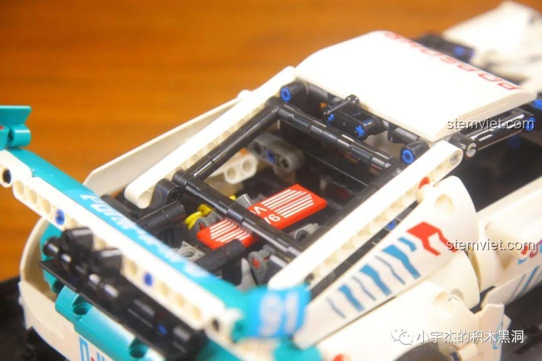 Nắp khoang động cơ của mô hình KBOX 10214 đang mở, để lộ chi tiết máy móc bên trong.