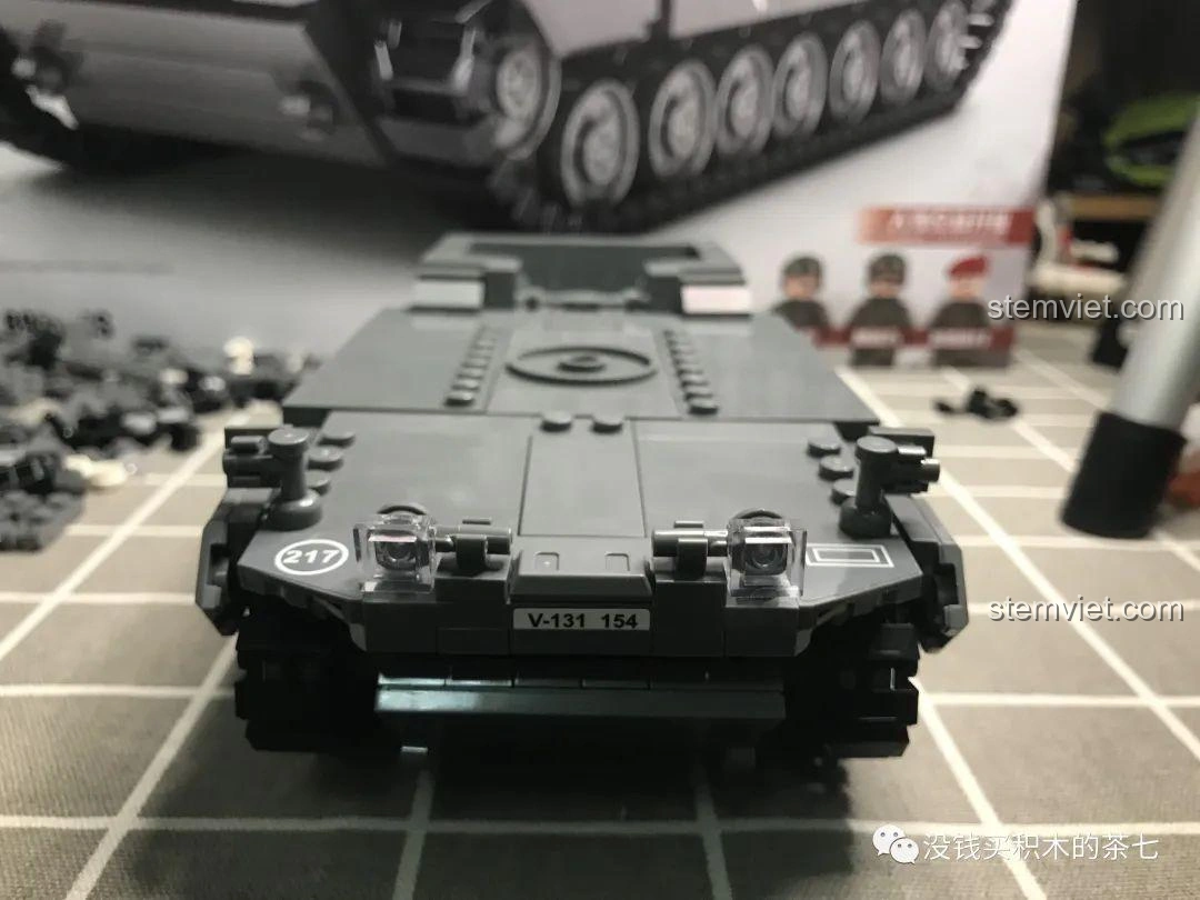 Nắp động cơ xe tăng Leopard 2A7+ trong bộ Jiazhi 0104 sau khi lắp, cho thấy vấn đề không thể đóng kín hoàn toàn.