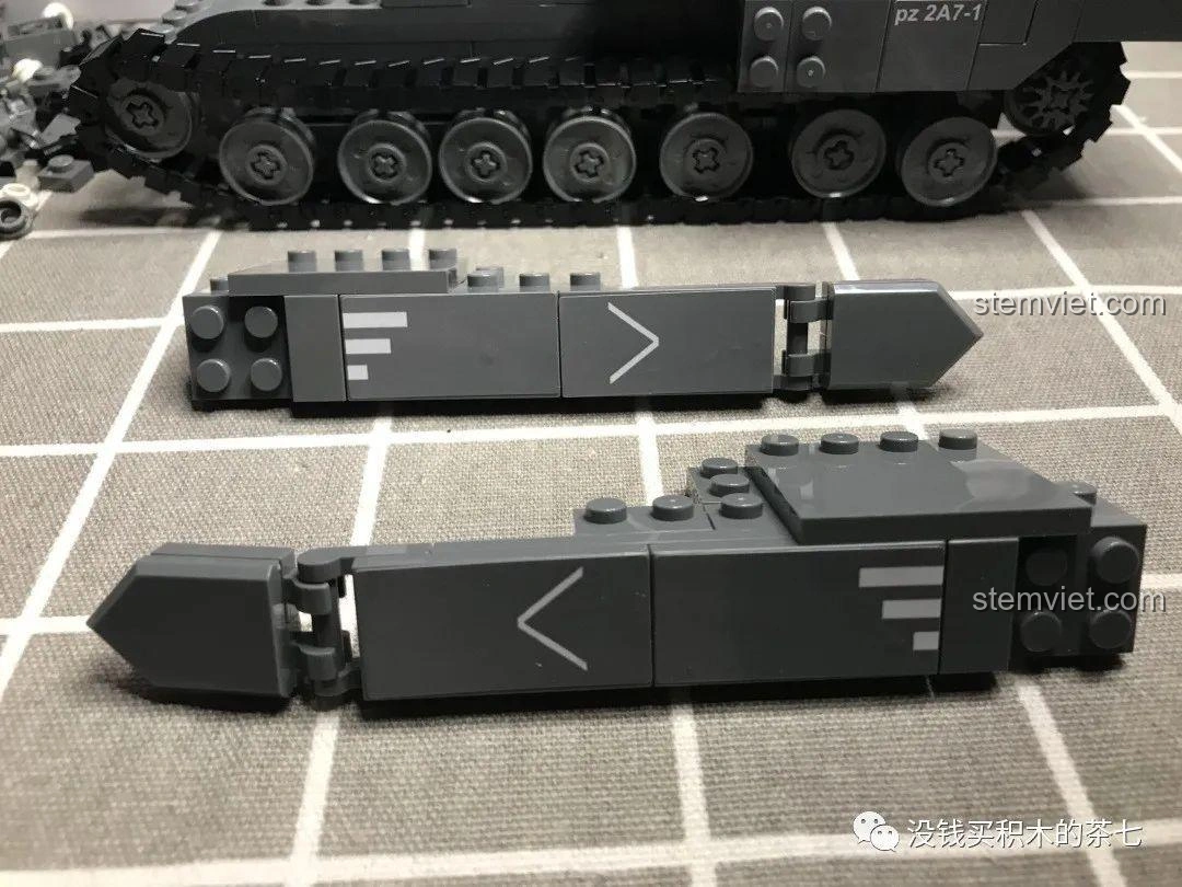 Nắp động cơ của xe tăng Leopard 2A7+ trong bộ Jiazhi 0104, chi tiết quan trọng hoàn thiện phần thân xe.