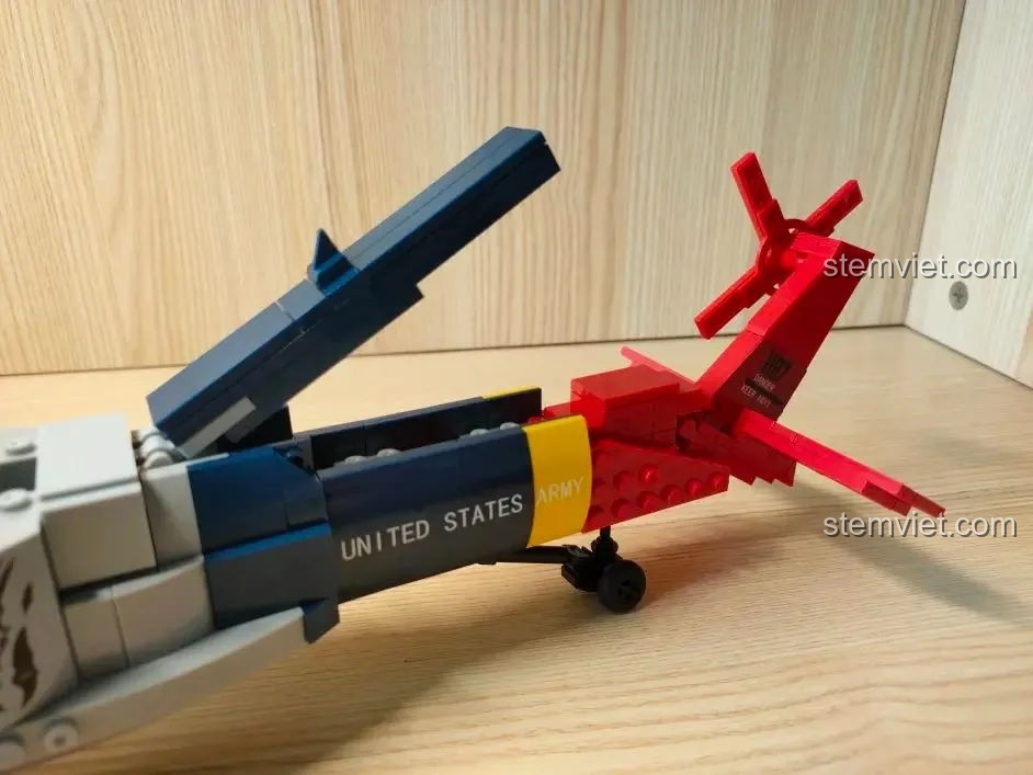 Chi tiết nắp trên đuôi có thể mở ra của mô hình trực thăng WOMA 0897, thể hiện cấu trúc bên trong.