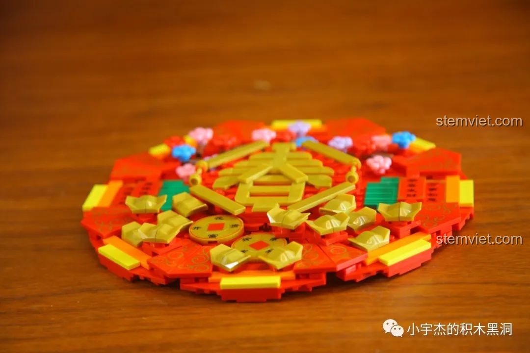 Góc nhìn nghiêng của nắp hộp WOMA C.9122, cho thấy các chi tiết trang trí nổi và tay cầm tiện lợi.