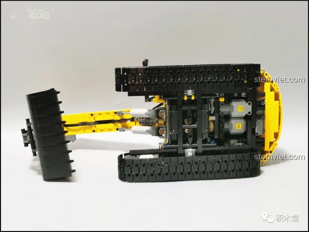 Nắp khoang động cơ của máy xúc Taigaole T4001 có thể mở ra để kiểm tra pin.