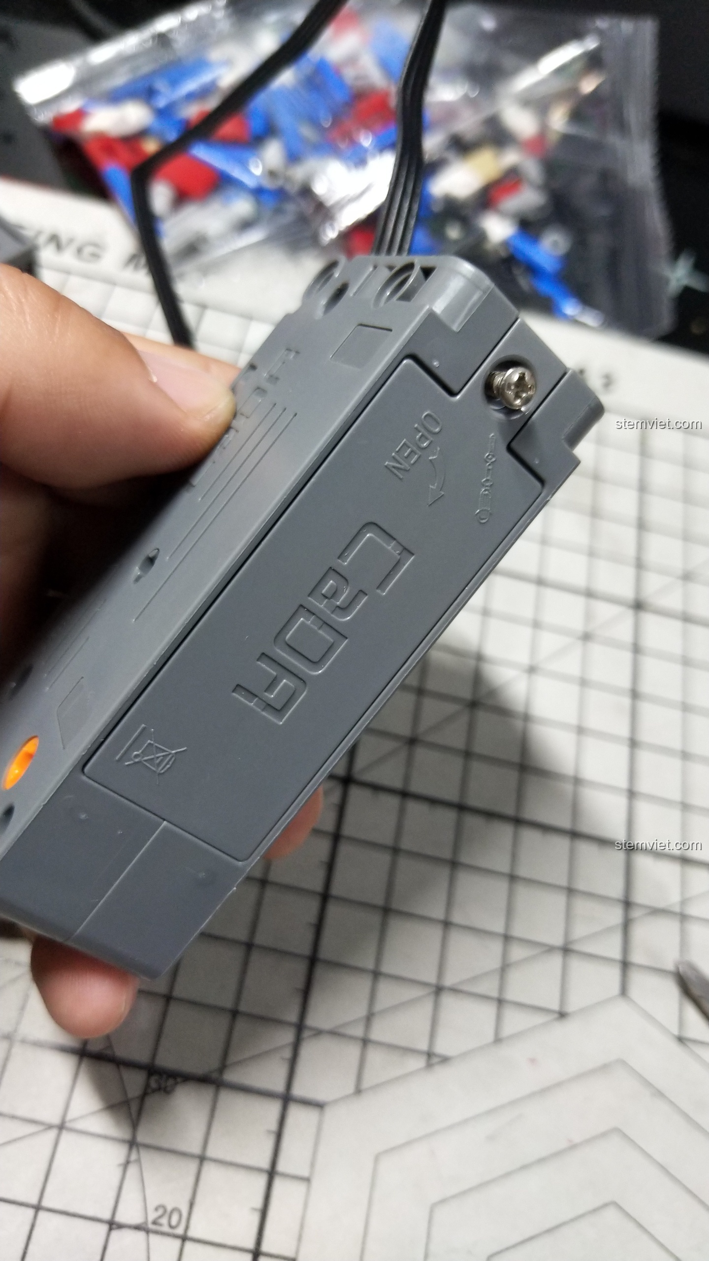 Nắp pin có ốc vít an toàn trên khối động cơ của bộ đồ chơi mô hình Ống heo tiết kiệm cho bé gái trên 6 tuổi.