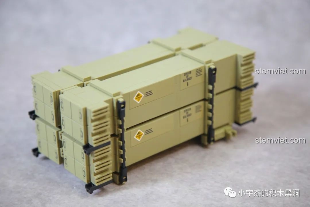 Nắp sau của cụm ống phóng cũng được thiết kế để dễ dàng tháo lắp, phục vụ việc nạp lại tên lửa.