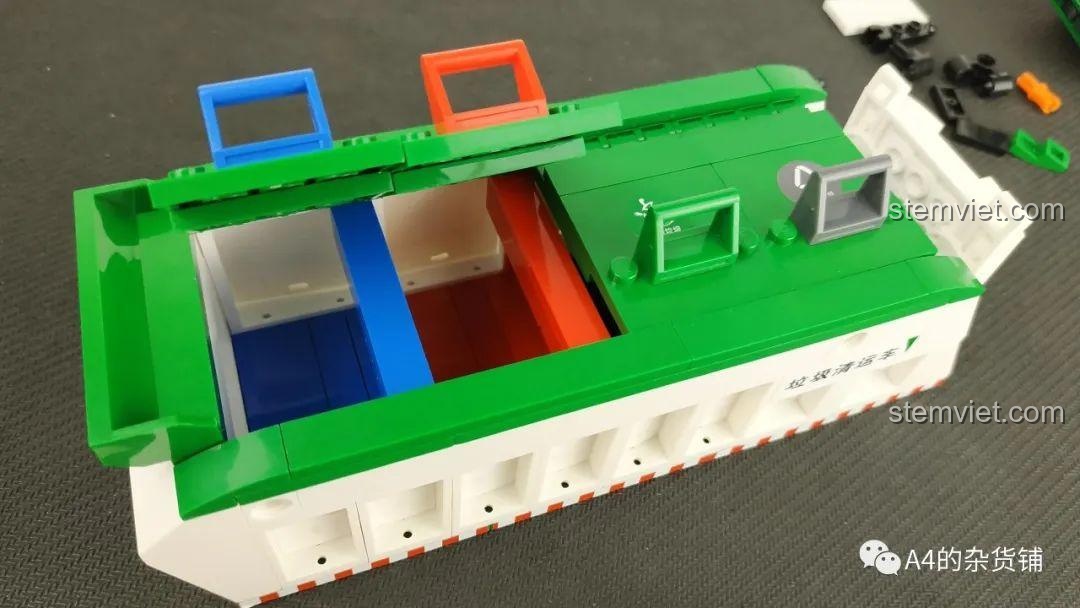 Thùng chứa rác của xe tải Sluban B0780 đã được lắp nắp với các ô phân loại màu sắc.