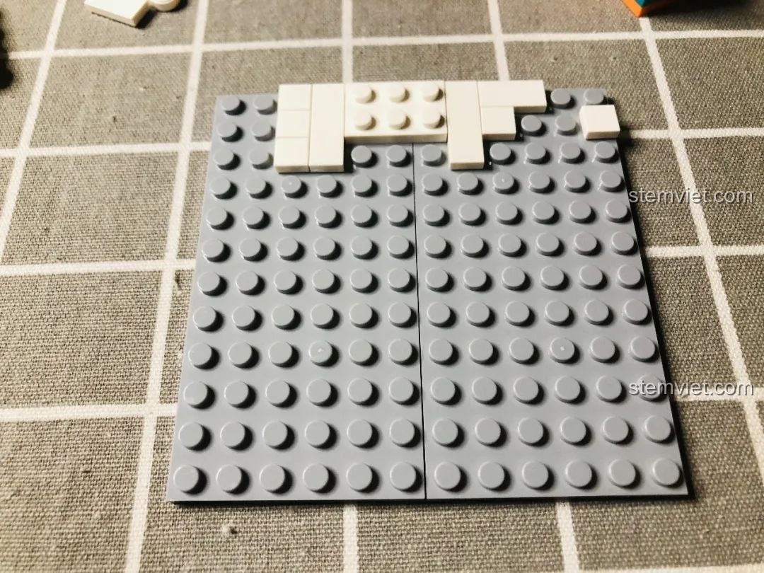 Các mảnh ghép trắng được thêm vào phần kiến trúc phía trên của Wekki 506004 Cảnh Thu.