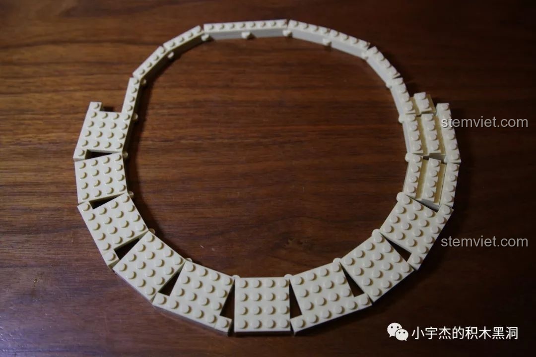 Các mảnh ghép hình chữ nhật được lắp nối tiếp nhau tạo thành một vòng tròn, nền móng của đấu trường.