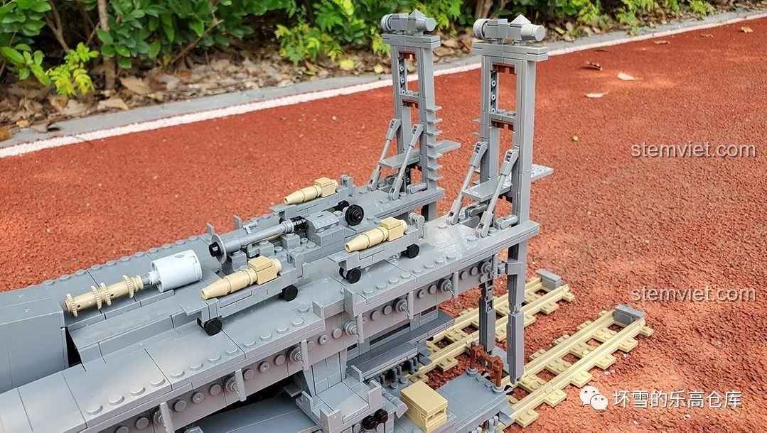 Nền tảng phía sau của mô hình Pháo Xe Lửa Dora 800mm Đức KAZI KY10005, với máy nâng đạn và xe kéo đạn.