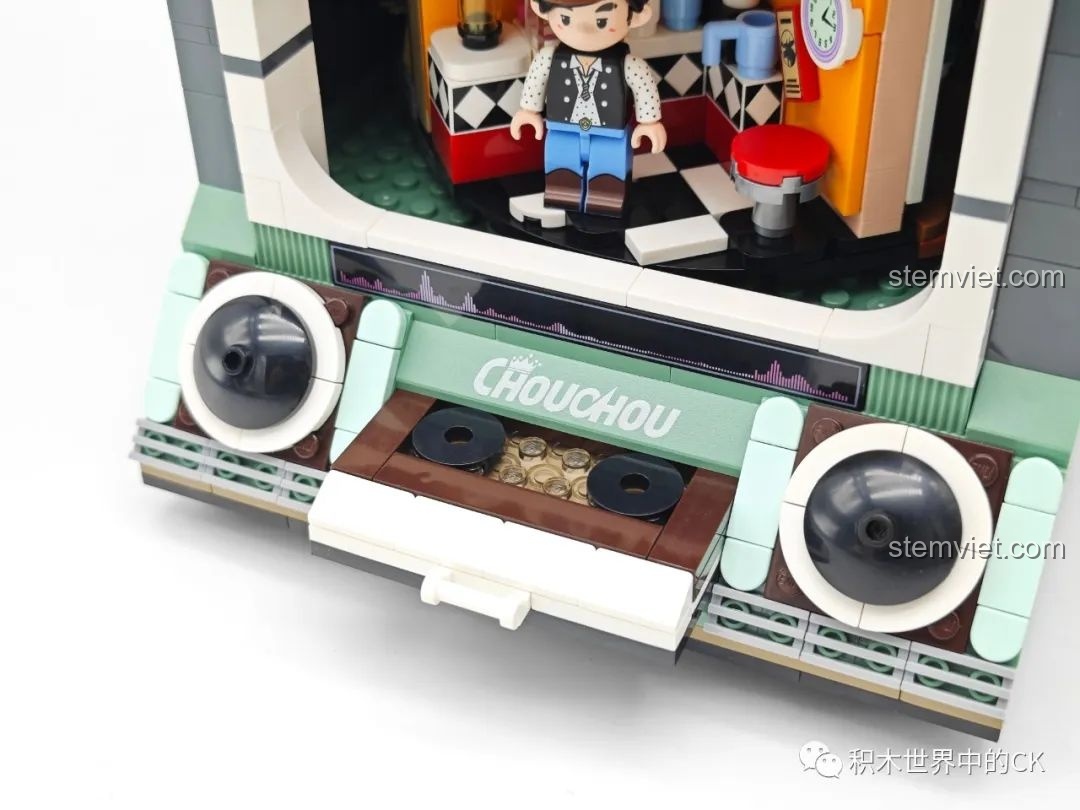 Ngăn chứa băng cassette được kéo ra từ mặt trước của mô hình Keeppley DZ0157, một tính năng tương tác độc đáo.