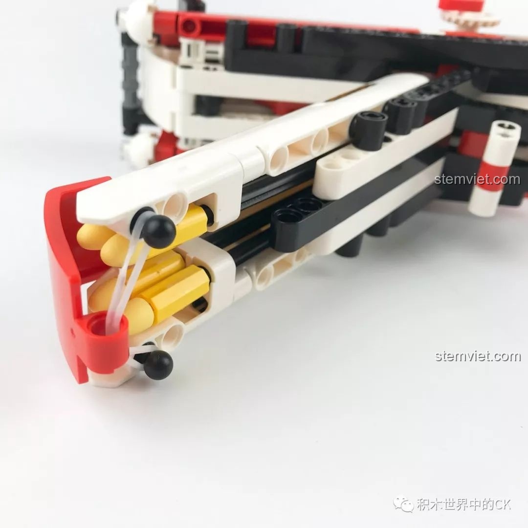 Ngăn chứa đạn dự phòng được tích hợp ở dưới báng cầm của súng lắp ráp SY 7017.