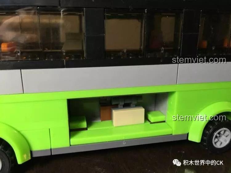 Ngăn chứa hành lý bên hông xe được mở ra trong bộ đồ chơi lắp ghép 85013 xịn giá rẻ, một tính năng tương tác thú vị.