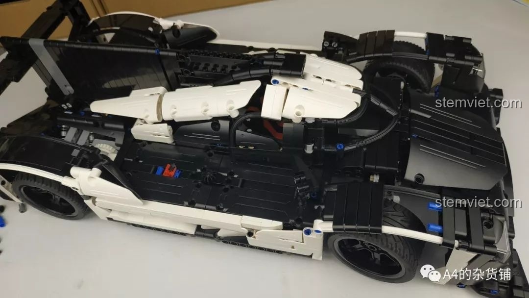 Góc nhìn từ bên hông của xe đua CaDA C61016 sau khi đã được dán decal hoàn chỉnh.