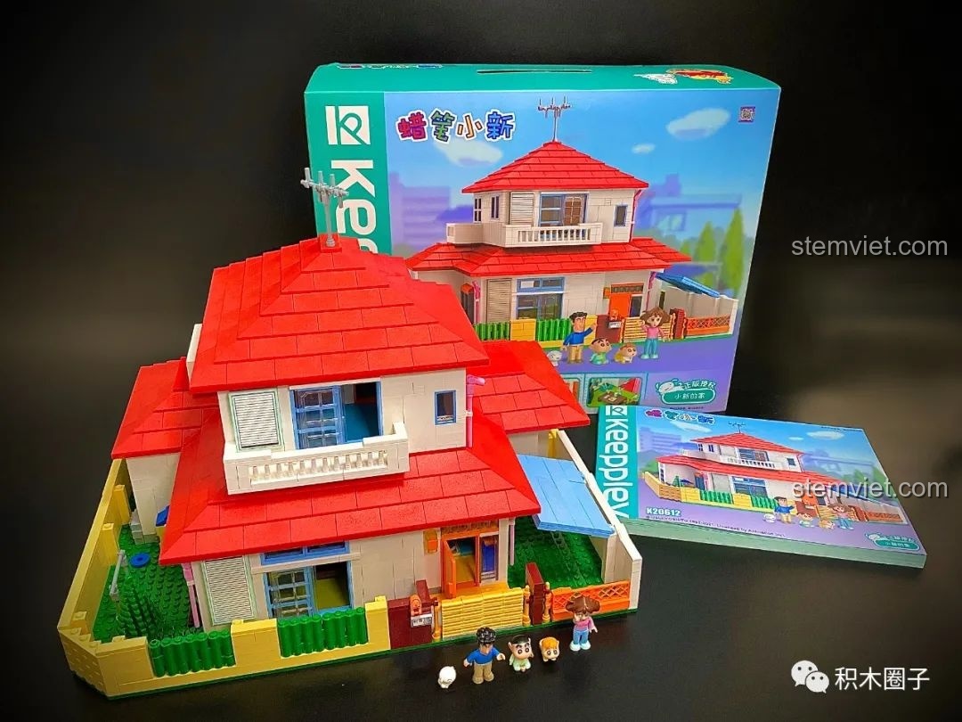 Cả gia đình Nohara chụp ảnh kỷ niệm trước ngôi nhà hoàn chỉnh của bộ đồ chơi xây dựng Ngôi nhà 2 tầng của Shin.