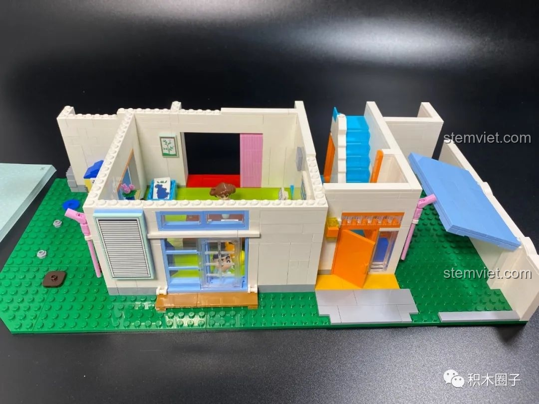 Ngôi nhà nhỏ của chó Bạch Tuyết trong bộ đồ chơi Ngôi nhà 2 tầng của Shin cho con trai từ 14 tuổi.