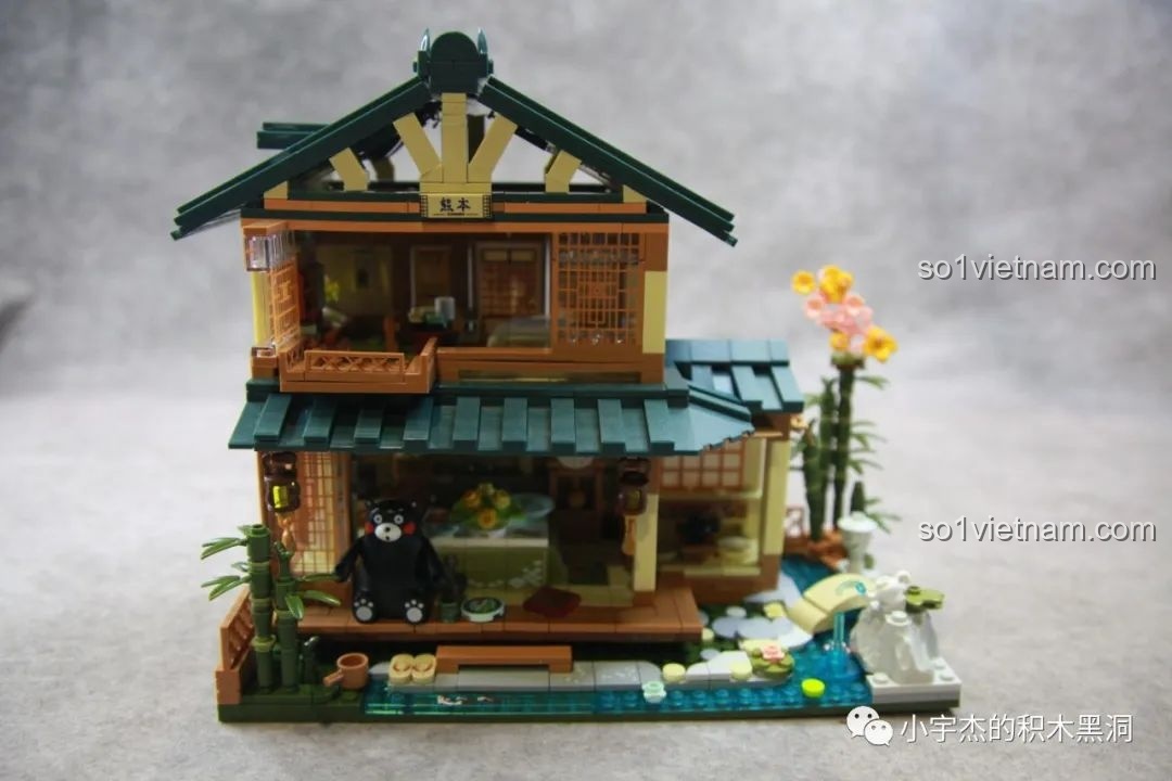 Mô hình inbrixx 880018 Ngôi Nhà Nhật Bản Kumamon hoàn chỉnh với đèn LED sáng rực, chú gấu Kumamon ngồi ở sân.