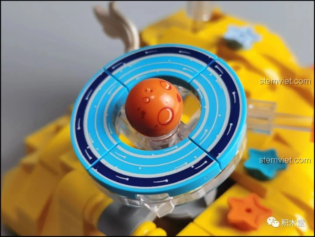 Cận cảnh ngọn lửa đẩy màu xanh dương trong suốt ở phía sau phi thuyền của bộ lắp ráp Pantasy Joyside 61003 cảnh quan không gian.