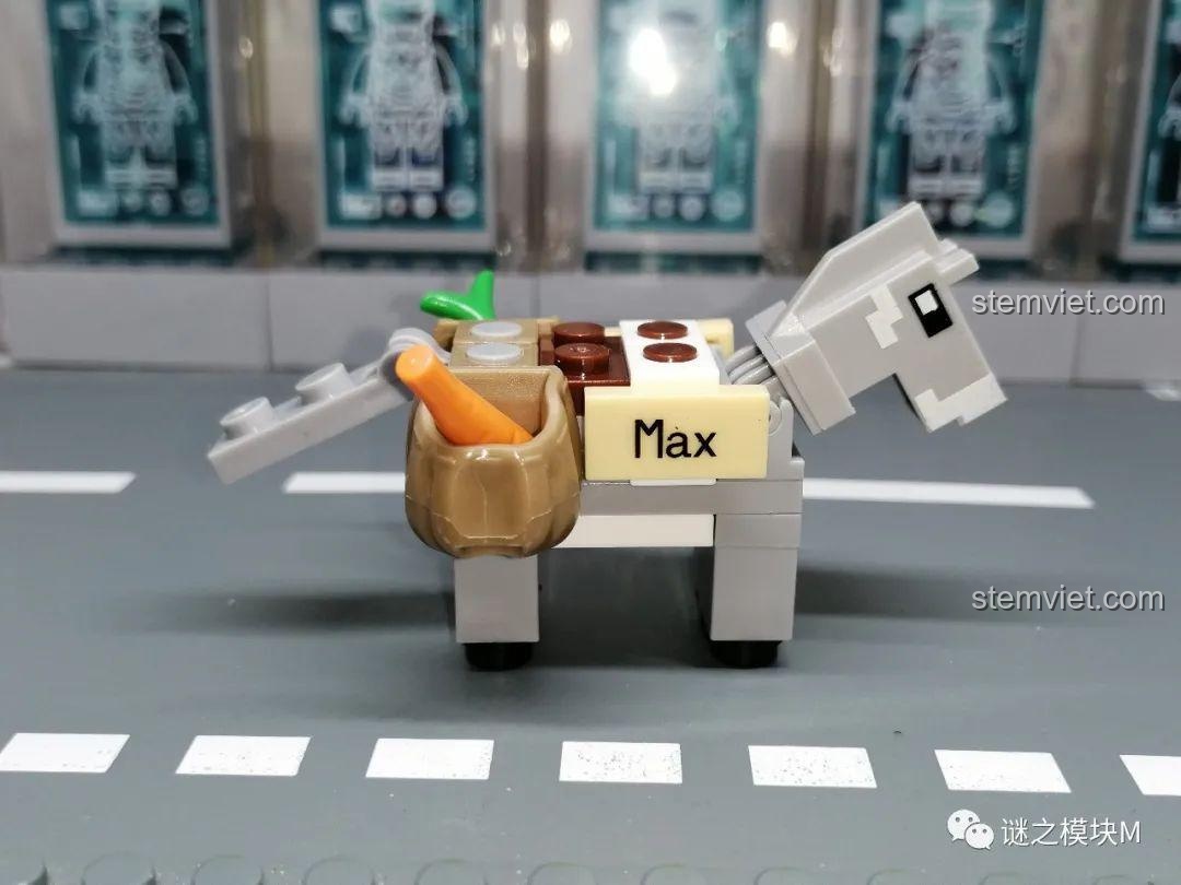 Hai góc nhìn của con ngựa Minecraft lắp ráp từ bộ XINH X0324