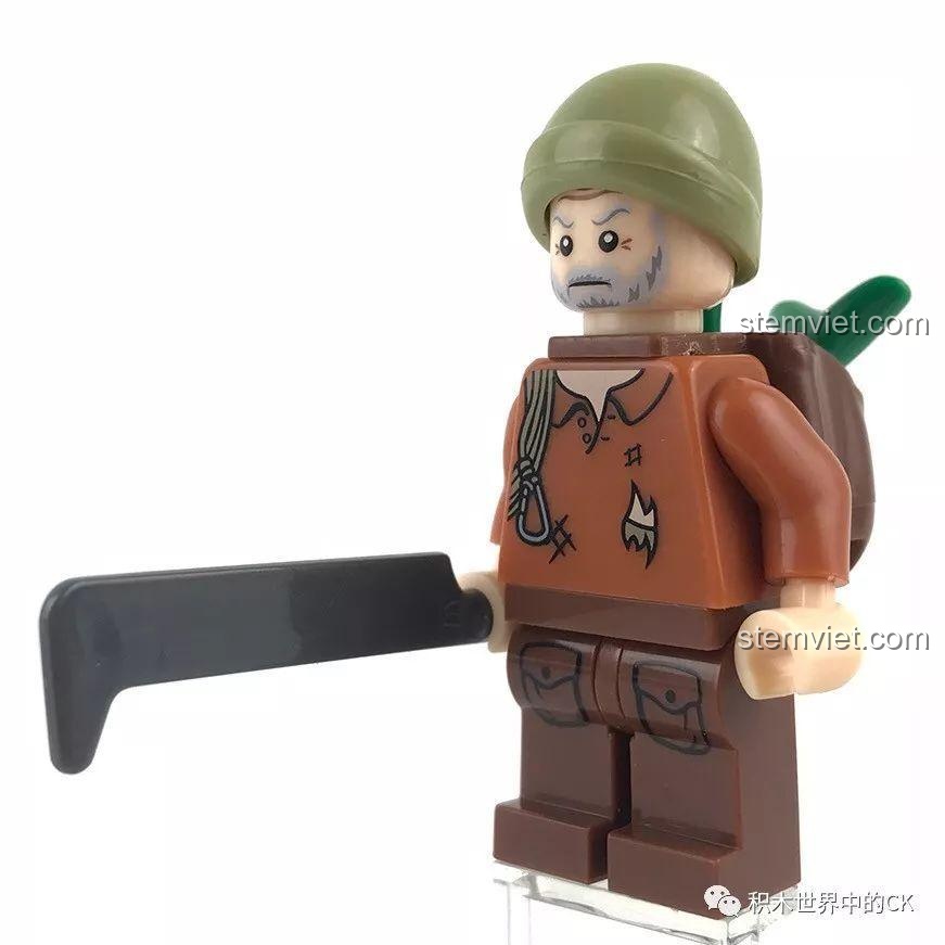 Minifigure người hái thuốc của Sembo SD9511 đang cầm một cây dao rựa lớn, sẵn sàng cho chuyến đi rừng.