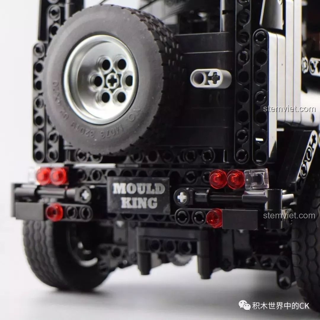 Mô hình nhân vật Bulma ngồi vào ghế lái của xe Mould King 13070, cho thấy sự phù hợp về kích thước.