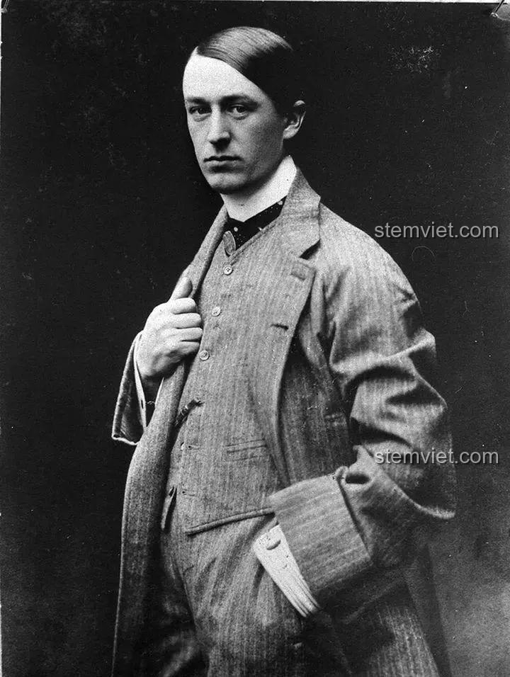 Chân dung đen trắng của Ettore Bugatti, người sáng lập thương hiệu xe hơi Bugatti danh tiếng. Cảm nhận về di sản của ông qua bộ lắp ráp SEMBO 705600.