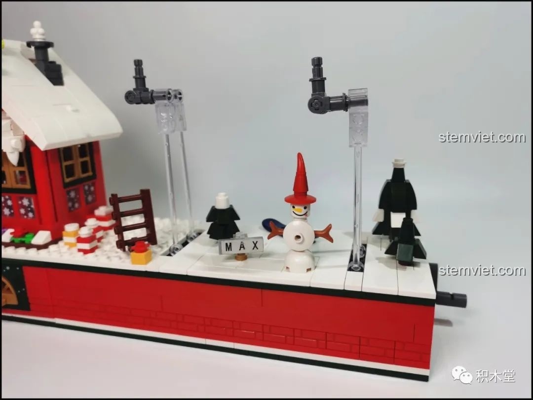 Người tuyết với chiếc mũ đỏ và biểu cảm ngộ nghĩnh, một chi tiết trang trí trong bộ Forange FC6003.