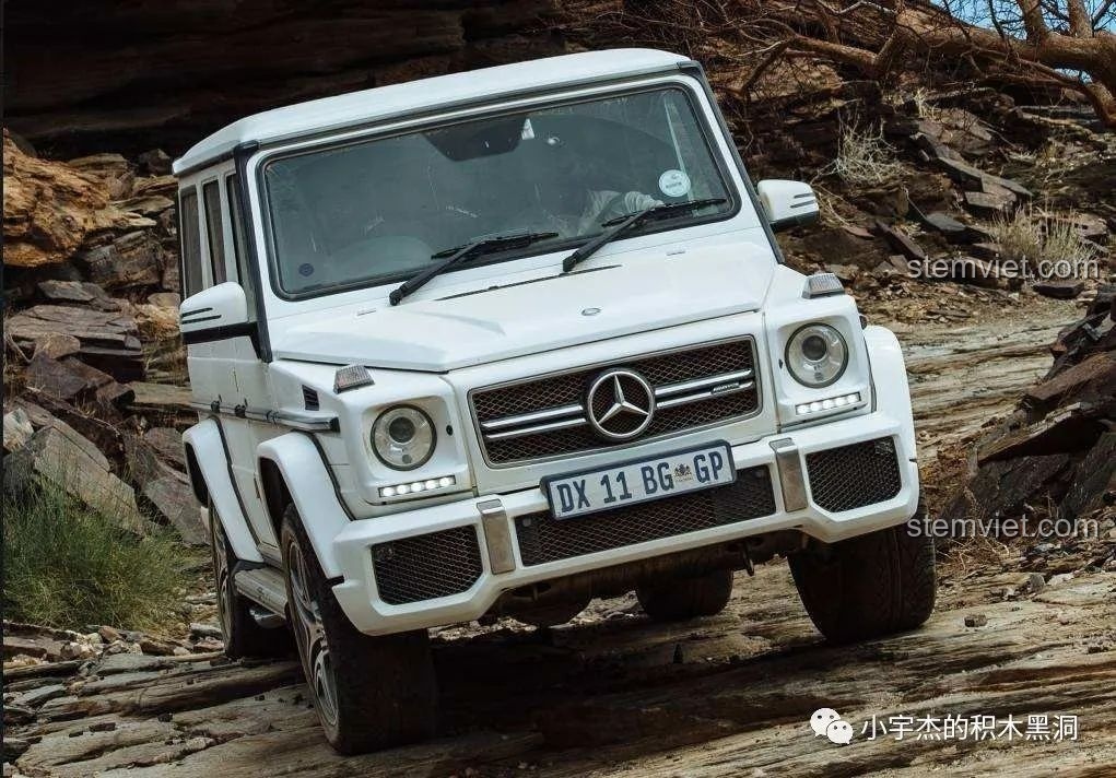 Hình ảnh xe Mercedes G-Class màu trắng đang đi trên địa hình đồi núi, nguồn cảm hứng cho bộ đồ chơi lắp ghép Mould King 13069.