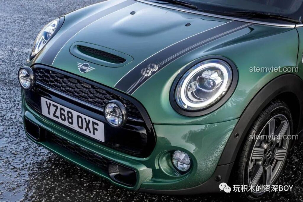 Cận cảnh chiếc xe Mini Cooper màu xanh lá cây nguyên bản, nguồn cảm hứng cho bộ lắp ráp SY 8316 Xe Đua Mini Cắm Trại.