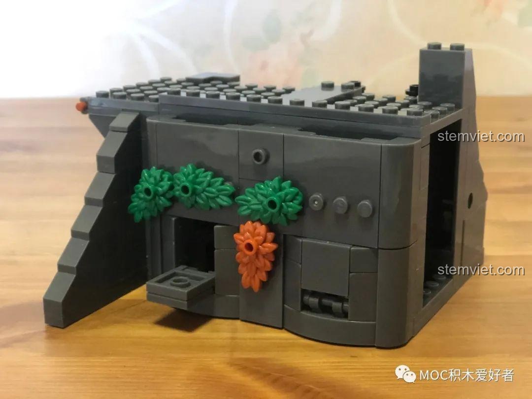 Chi tiết ngụy trang bằng lá cây trên pháo đài trong bộ Căn cứ quân Đức ở Normandy cho bé trai.