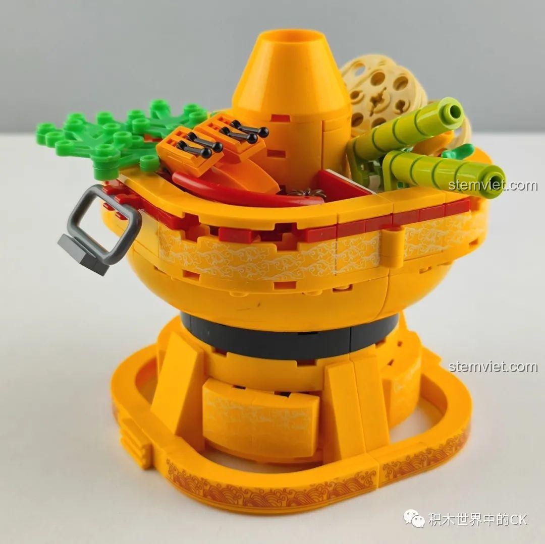 Cận cảnh các nguyên liệu bên trong mô hình Nồi Lẩu Zhe Gao CW6006, bao gồm rau xanh, củ sen và các loại nấm.