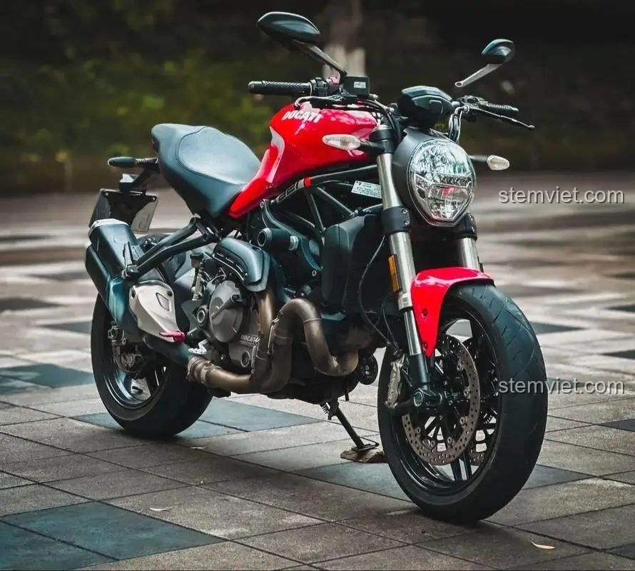 Hình ảnh chiếc xe mô tô Ducati Monster 821 thật màu đỏ, là nguồn cảm hứng cho bộ lắp ráp SEMBO 714552.