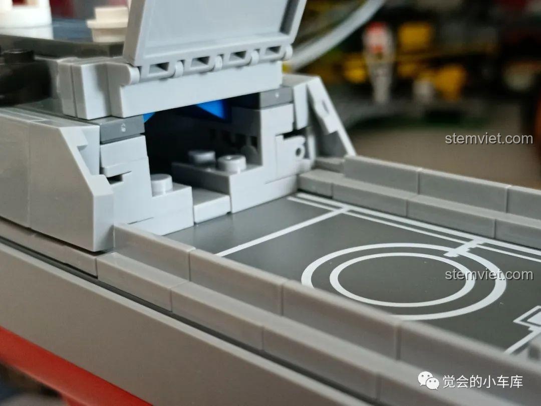 Nhà chứa trực thăng trên tàu SEMBO 202029 có thể mở ra, để lộ không gian bên trong đủ rộng để chứa một mô hình trực thăng nhỏ.