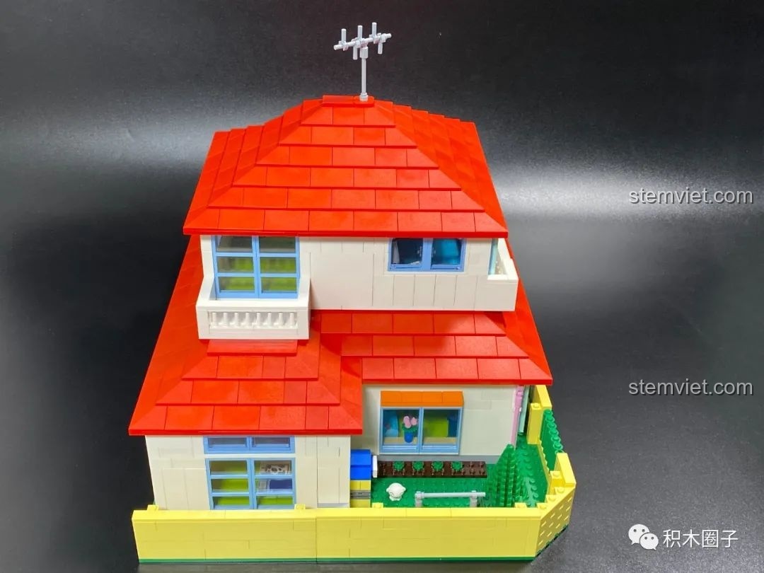 Mặt bên của mô hình hoàn chỉnh bộ đồ chơi Nhà của gia đình Nohara K20612, thể hiện chiều sâu kiến trúc.