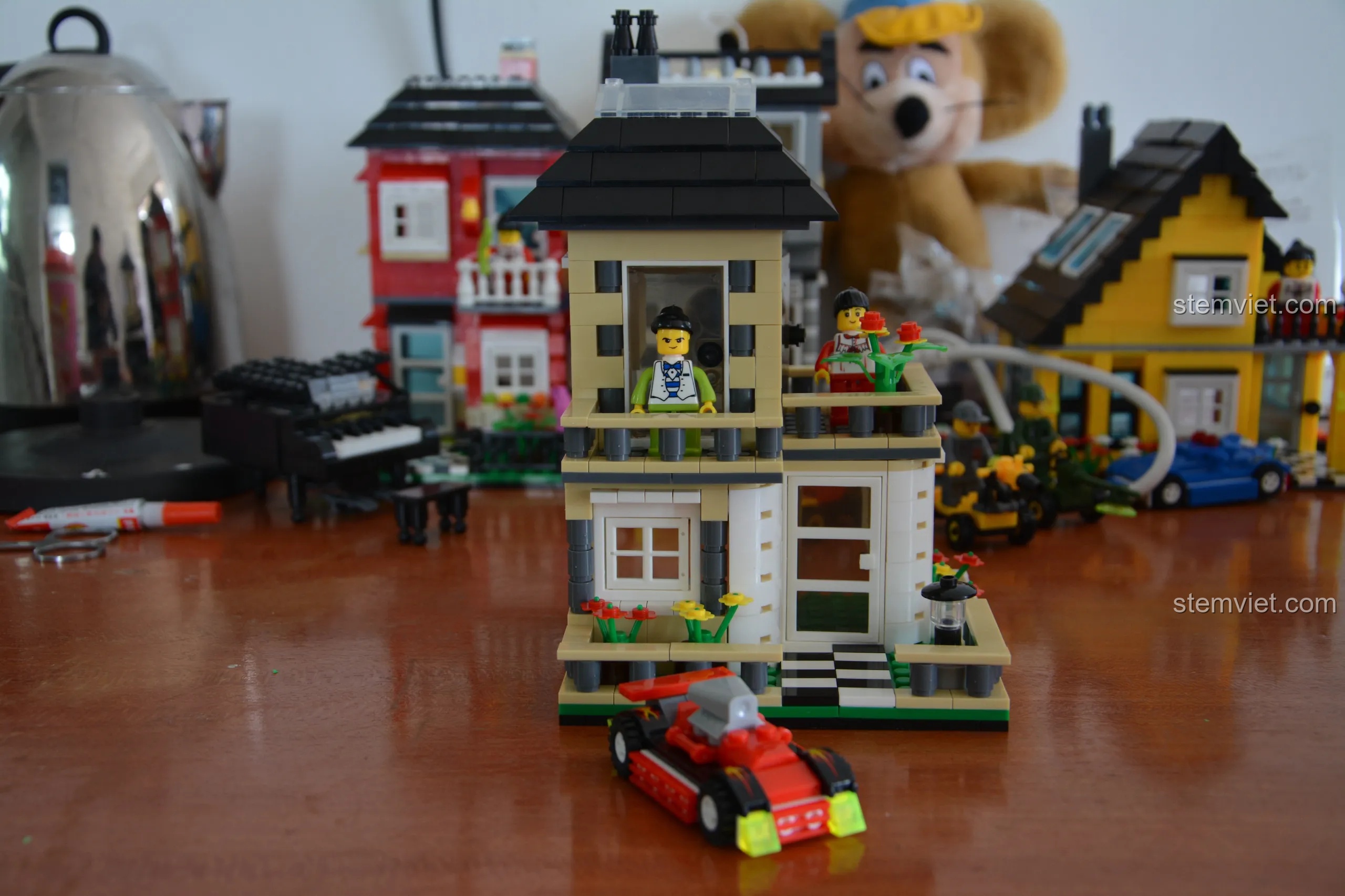 Mô hình nhà WANGE 31051 hoàn chỉnh cùng chiếc xe đua màu đỏ, một phần của bộ sưu tập nhà phố.