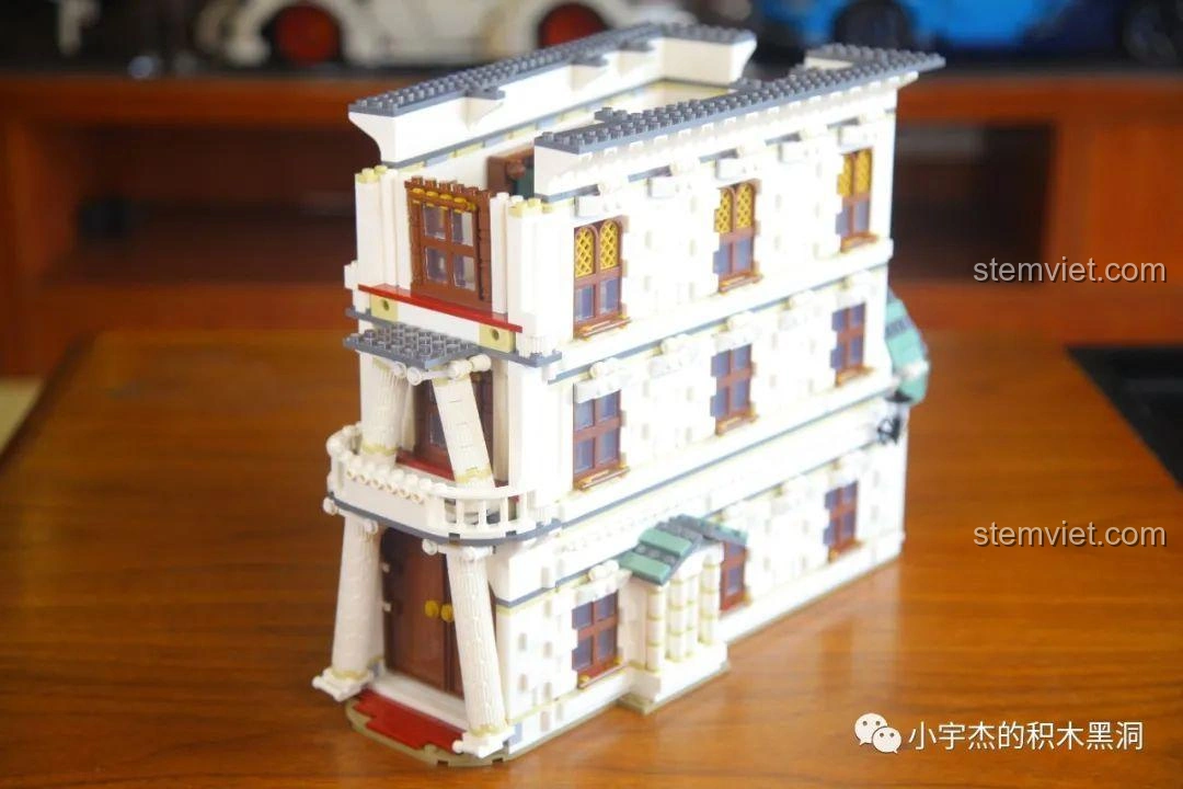 Ngôi nhà nhỏ phía sau của mô hình Ngân hàng Gringotts MORK 032101, có thể mở độc lập.