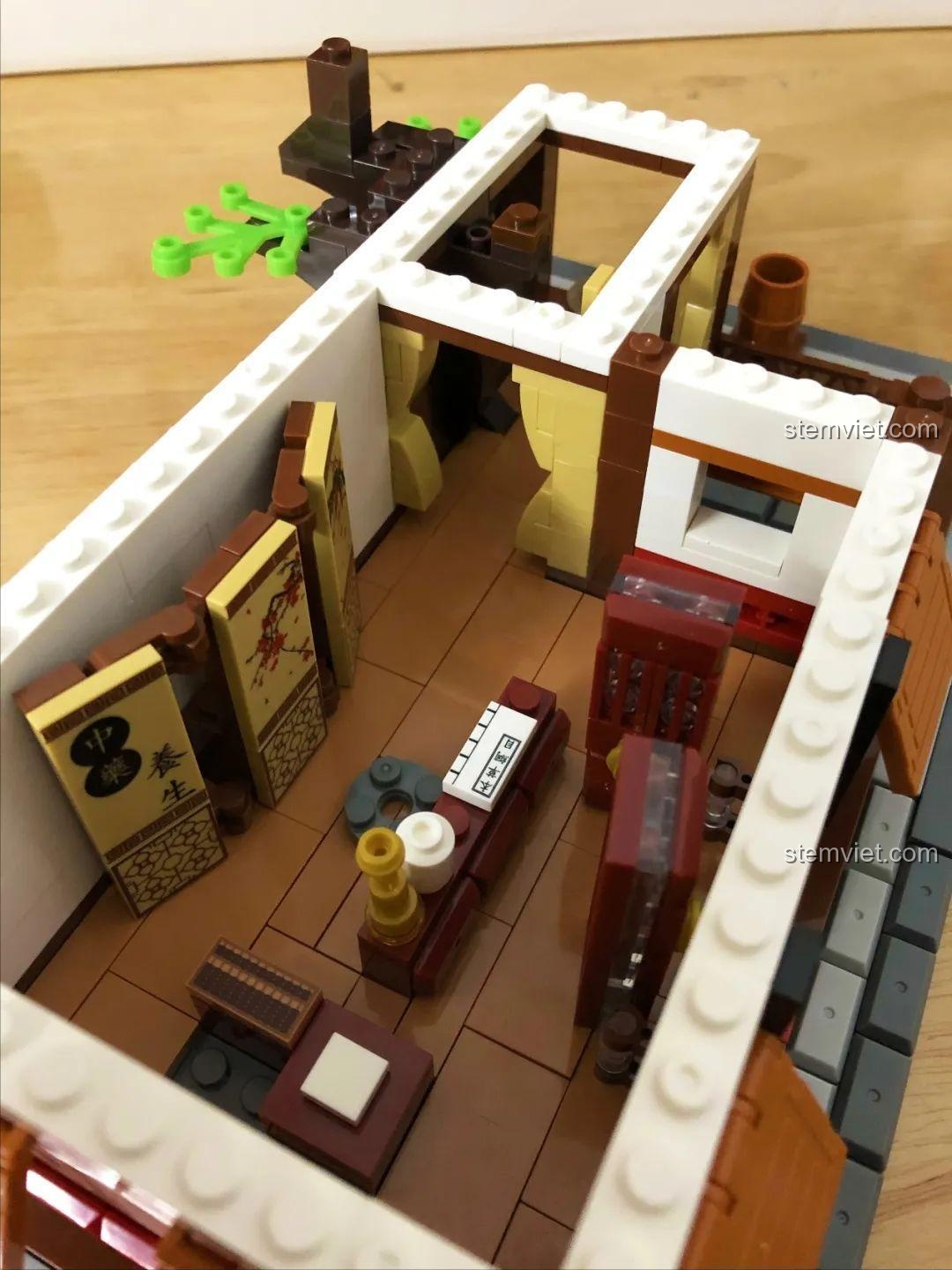 Nội thất tầng 1 của Nhà thuốc cổ truyền Tế Thế Đường 0340 với bàn khám bệnh và bình phong.