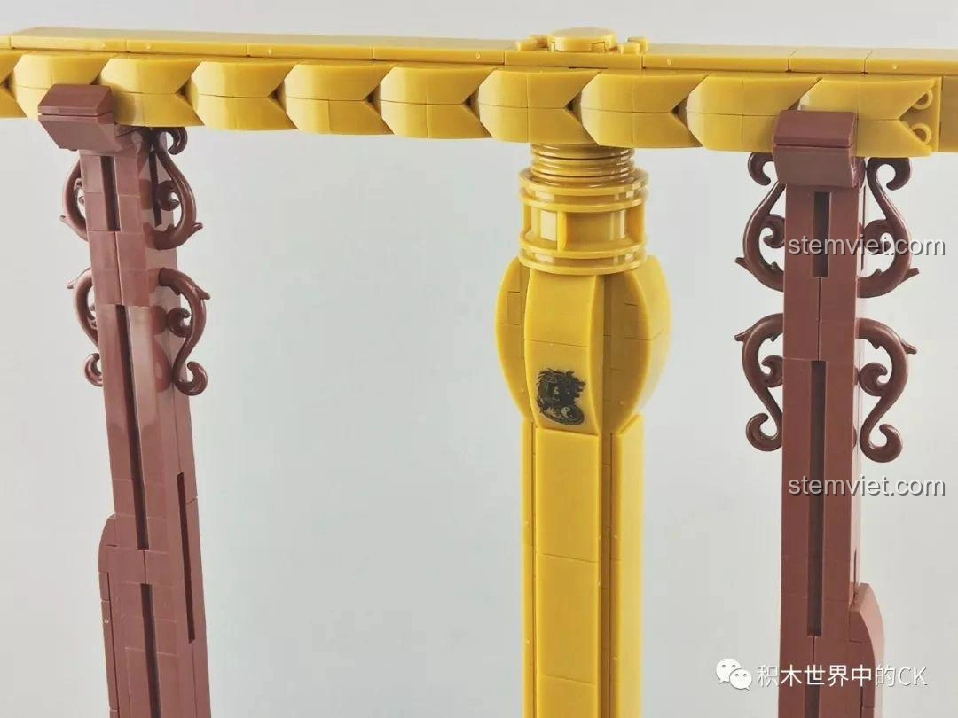 Chi tiết nhãn dán hình rồng và âm dương trên thân Tầm Long Xích SEMBO 605102, tăng tính biểu tượng.