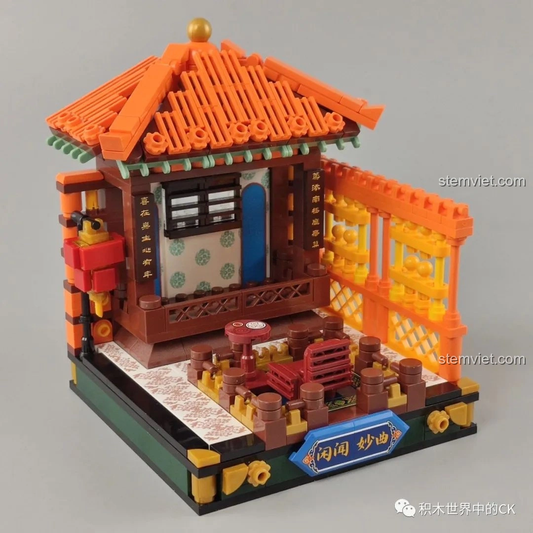 Mô hình Keeppley K10146 Nhàn Văn Diệu Khúc nhìn từ phía trước, nổi bật với sân khấu và đèn lồng.