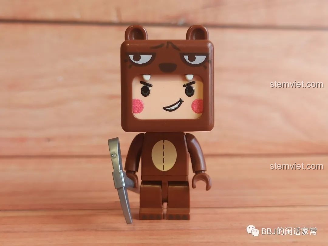 Nhân vật Bé Gấu đã hoàn thiện trong bộ QMAN 4906, một nhân vật Mini World được các bé trai trên 6 tuổi yêu thích.