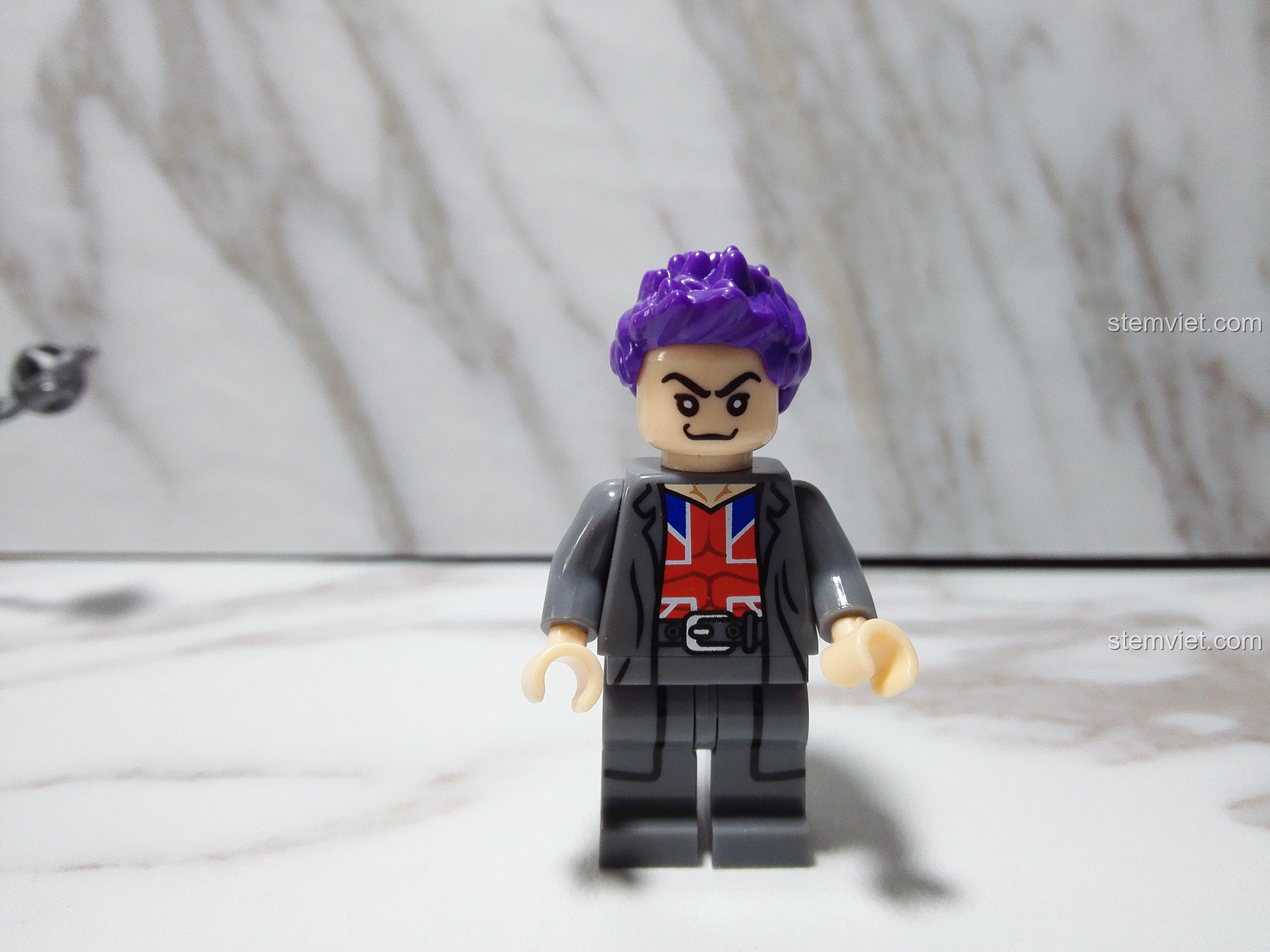 Nhân vật British Captain SY672 với trang phục in hình Union Jack.