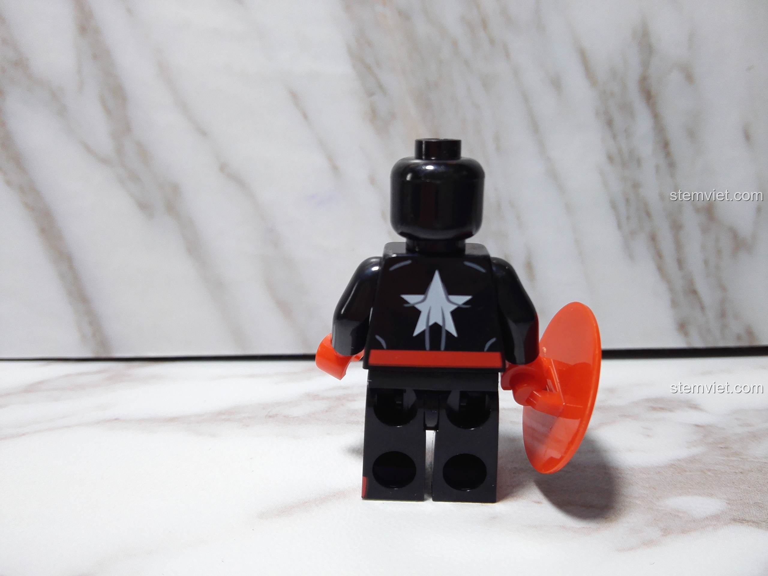 Mặt sau của nhân vật Captain America SY672, khoe chi tiết ngôi sao.
