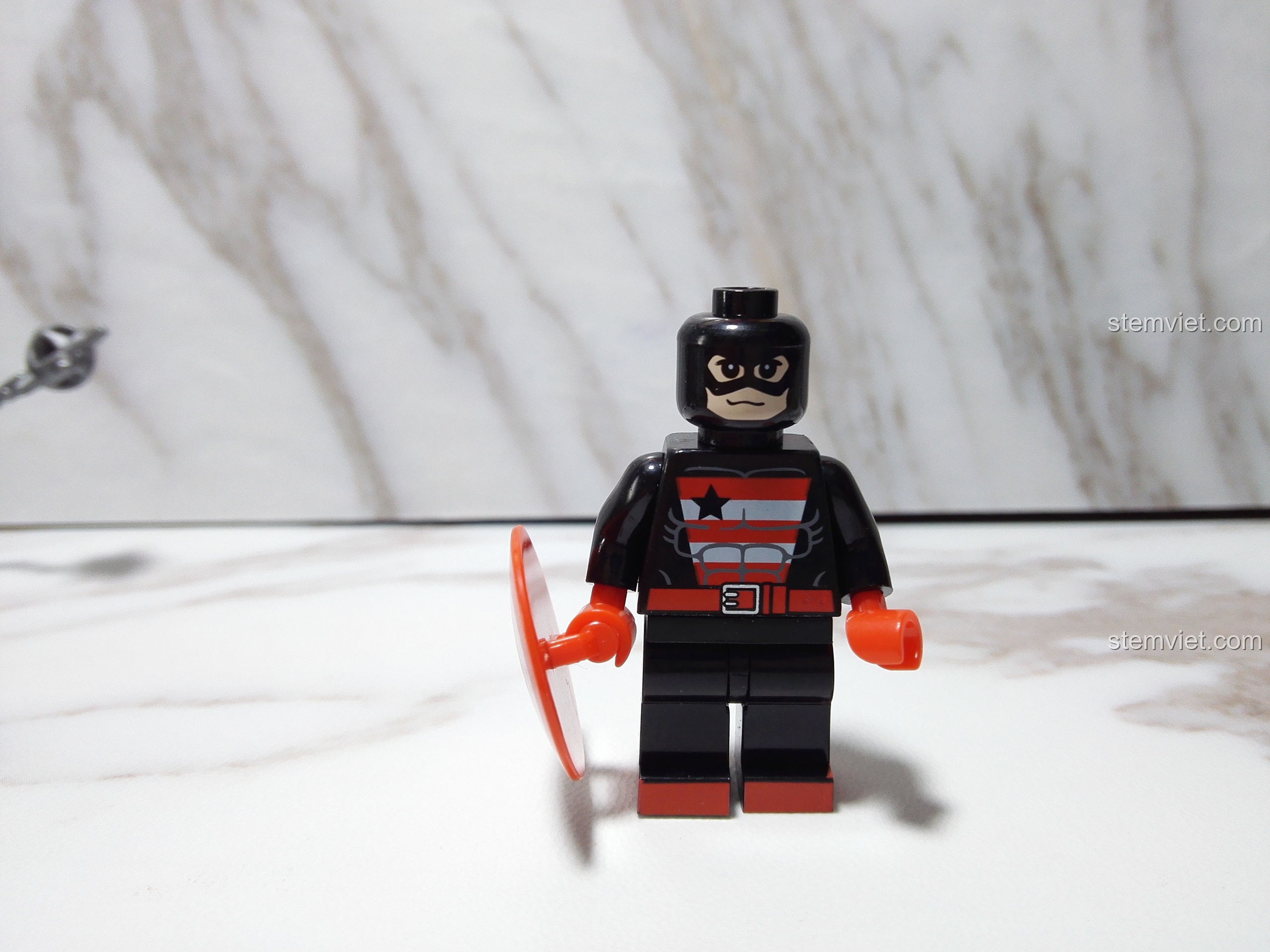 Nhân vật Captain America SY672 với trang phục áo khoác và khiên.