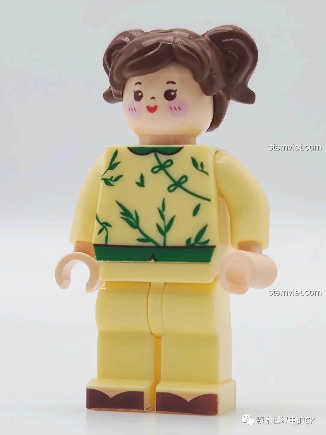 Nhân vật cô gái trong bộ đồ chơi lắp ráp Quán Trà Thảo Mộc Vương Lão Cát Wekki 506051, trang phục truyền thống.