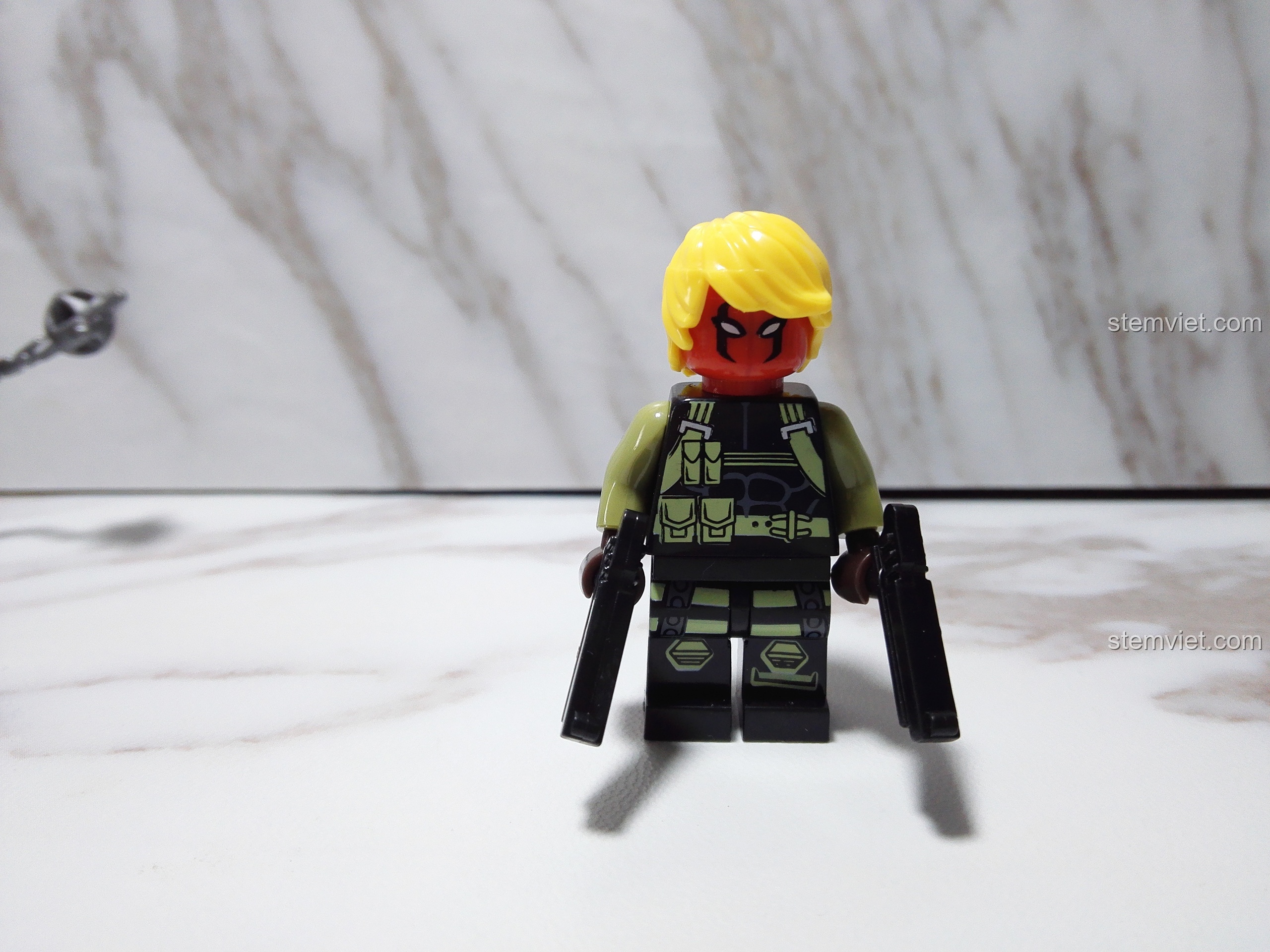 Nhân vật DC SY672 với mái tóc và trang phục đặc biệt.