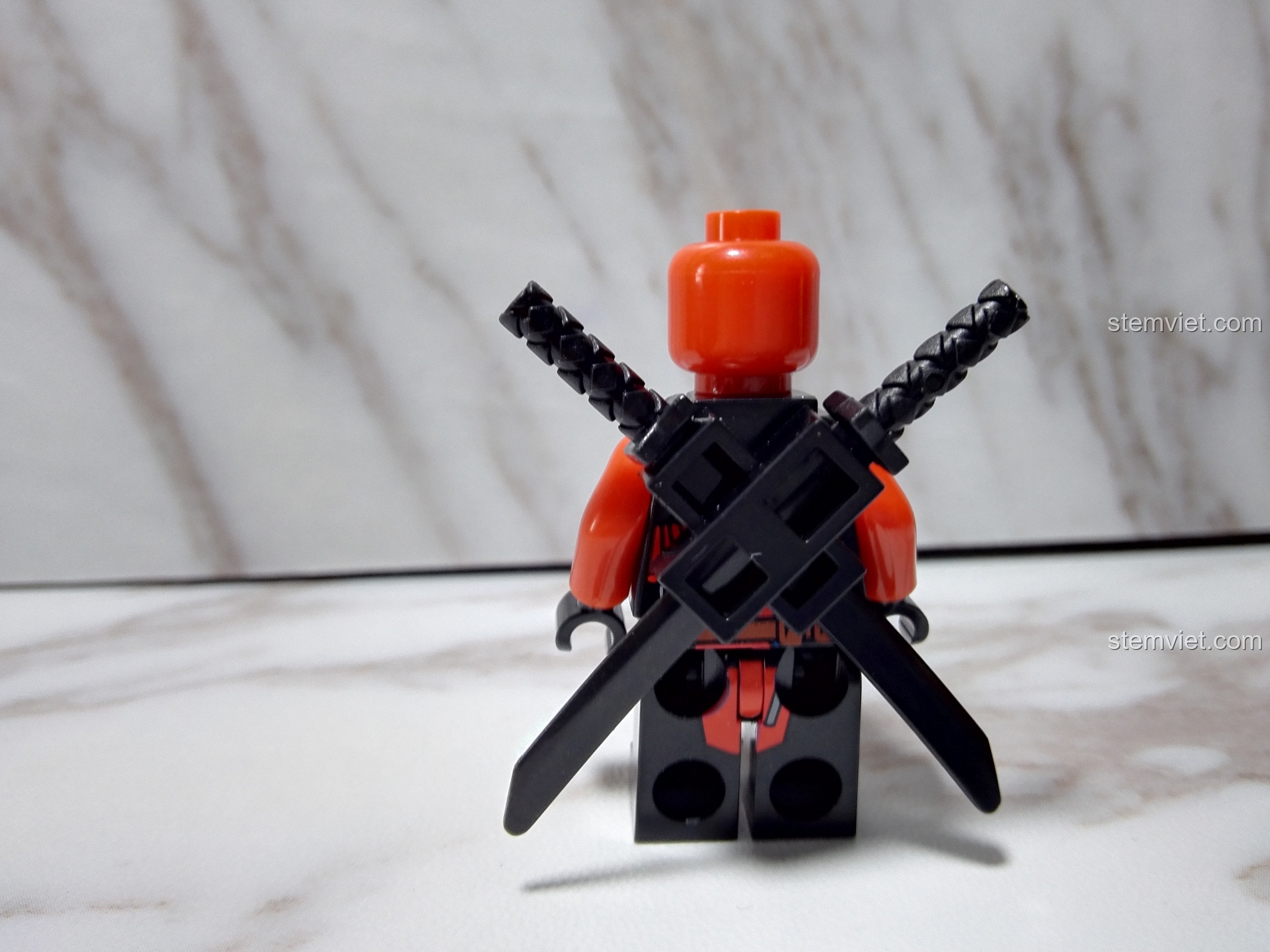 Mặt sau của nhân vật Deadpool SY672, khoe cặp kiếm được gắn phía sau.