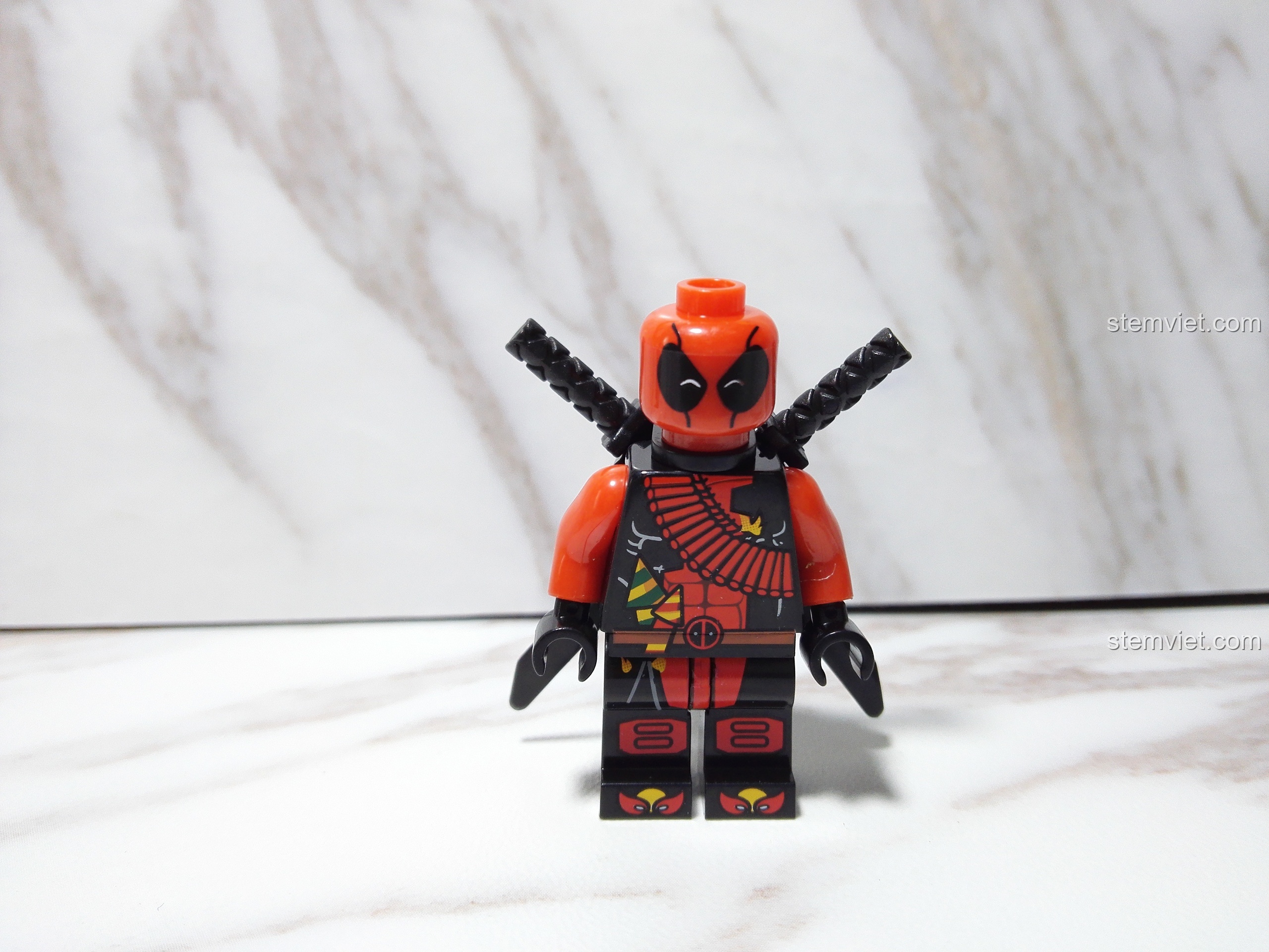 Cận cảnh nhân vật Deadpool SY672, tập trung vào chi tiết in trên trang phục và phụ kiện.