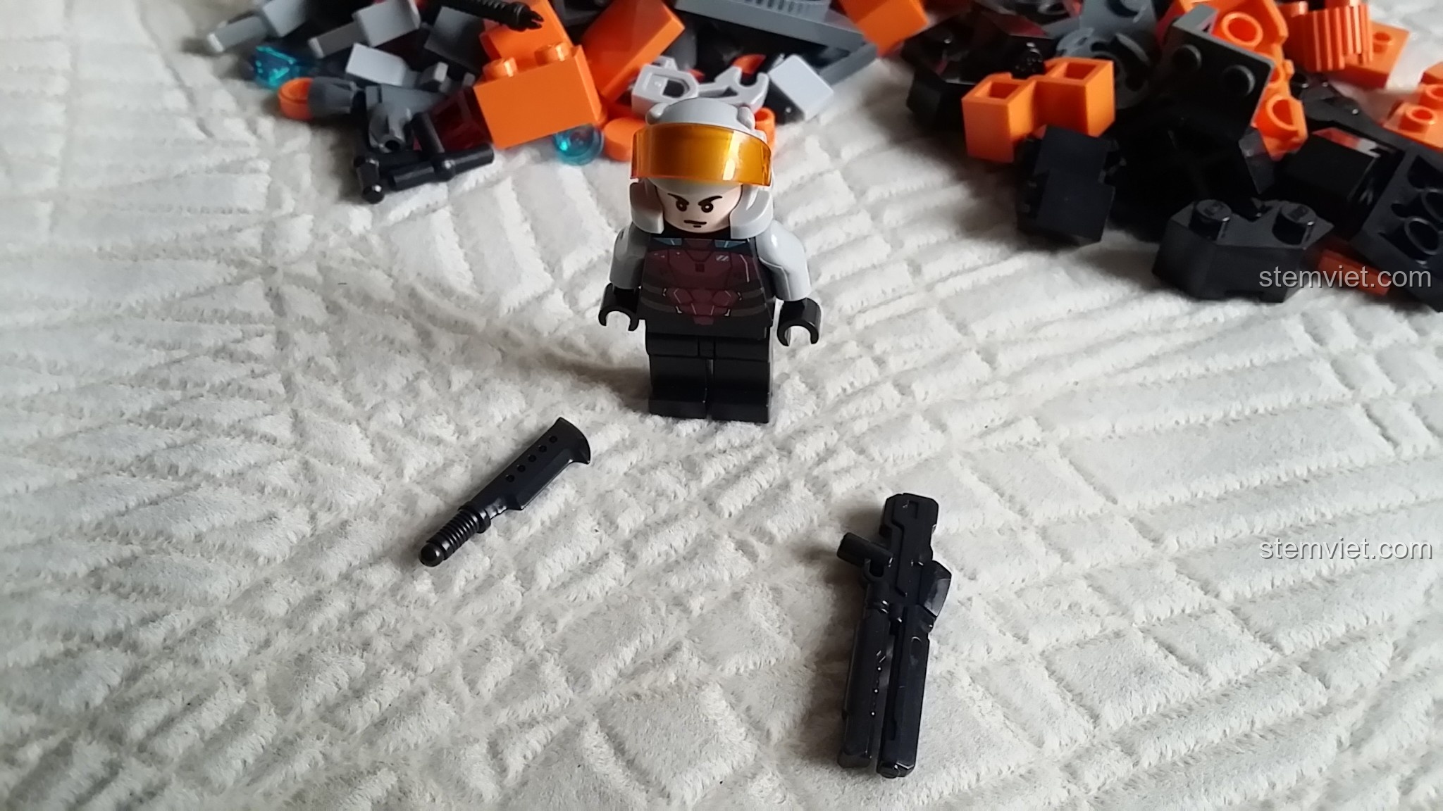 Minifigure duy nhất đi kèm bộ đồ chơi lắp ráp GUDI 8224 Robot Chiến Đấu, cùng với vũ khí.